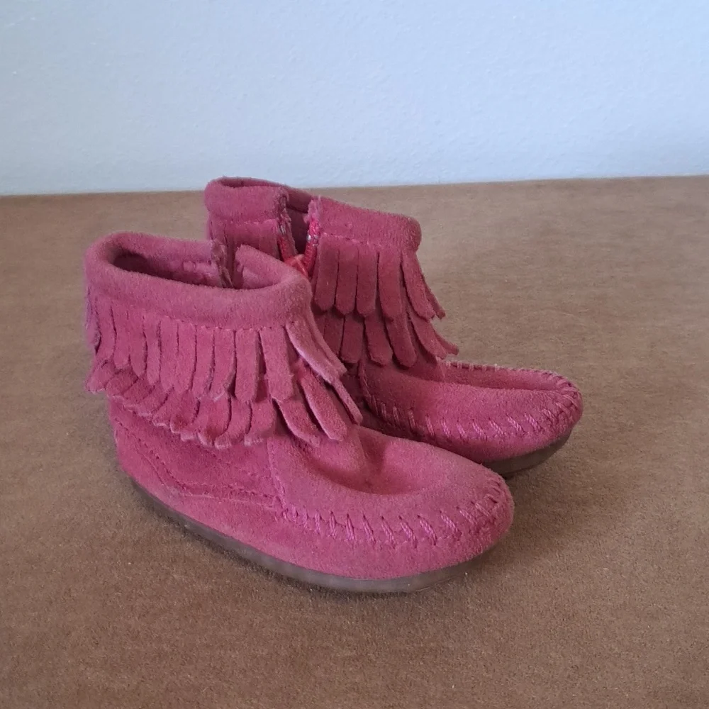 Minnetonka Moccasins pink leather  ankle fringed size 3 shoes.
